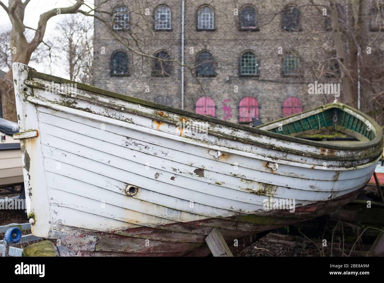 Un vieux bateau à rames en bois marque la façade de Christiania Freetown, au centre de Copenhague, au Danemark Banque D'Images