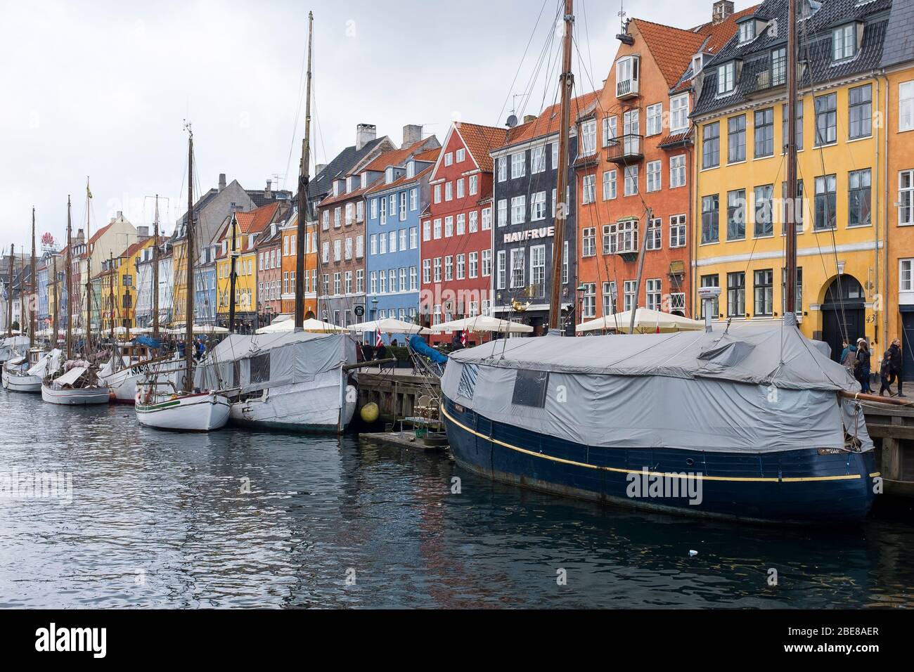 Des bateaux à fond large et plat vous emposera le long des canaux le long de Nyhavn à Copenhague, au Danemark Banque D'Images