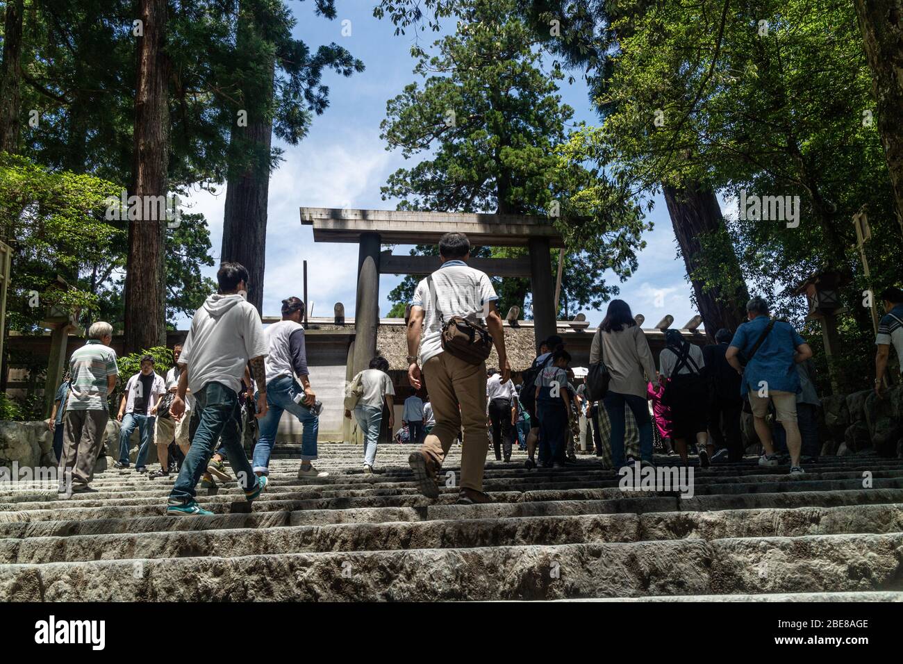 ISE, Japon - 28 6 19: Les touristes priant au bâtiment principal du sanctuaire de ise jingu Banque D'Images