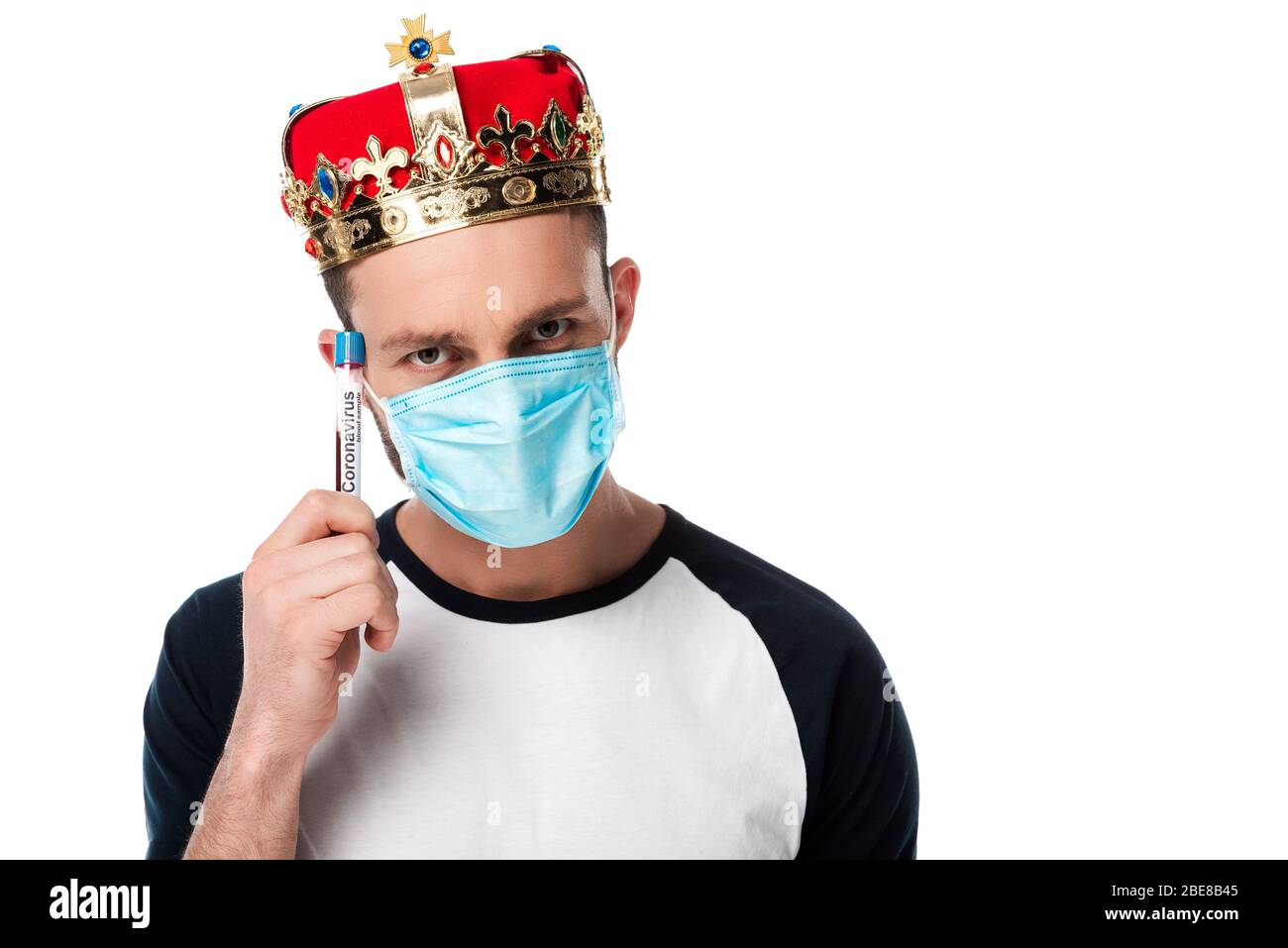 homme dans le masque médical et tube d'essai de maintien de couronne avec échantillon de sang isolé sur blanc Banque D'Images