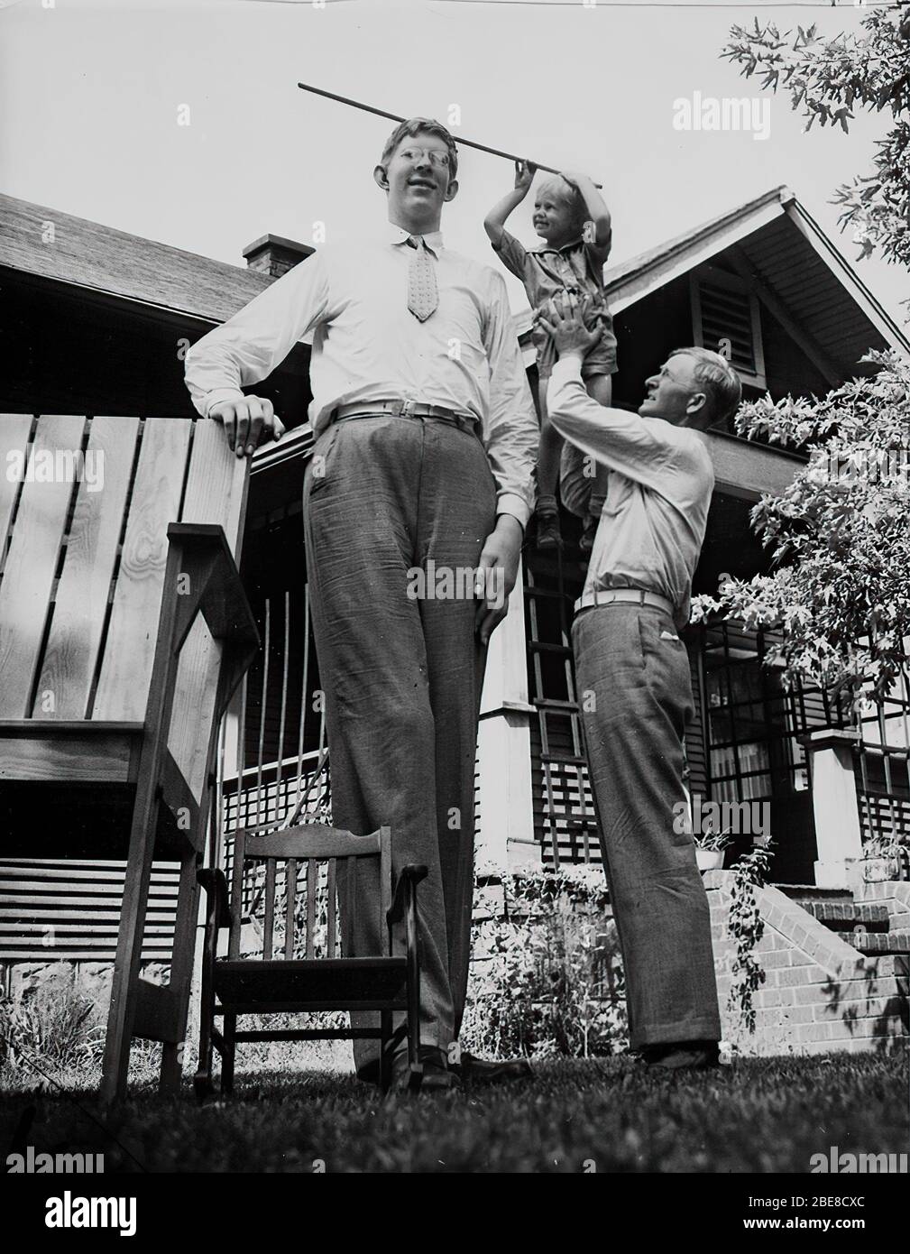Le 22 février 1918, Robert Wadlow est né à Alton (USA). Le nourrisson était de taille moyenne et il n'y avait aucune indication que dans l'avenir il serait l'homme le plus haut du monde. À l'âge de 22 ans, il atteint une hauteur colossale de 272 cm. L'américain était également propriétaire des plus grands pieds de l'histoire. Ses chaussures étaient de taille 75 ! Banque D'Images