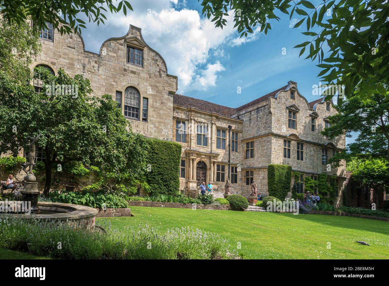 La maison des trésors à la cour de Minster York North Yorkshire vue de la porte principale. Banque D'Images