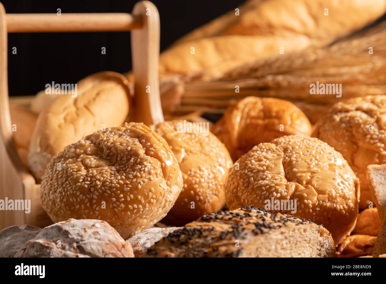 Des pains à la lumière du soleil se ferment le matin. Une variété de boulangerie sur la table. Banque D'Images