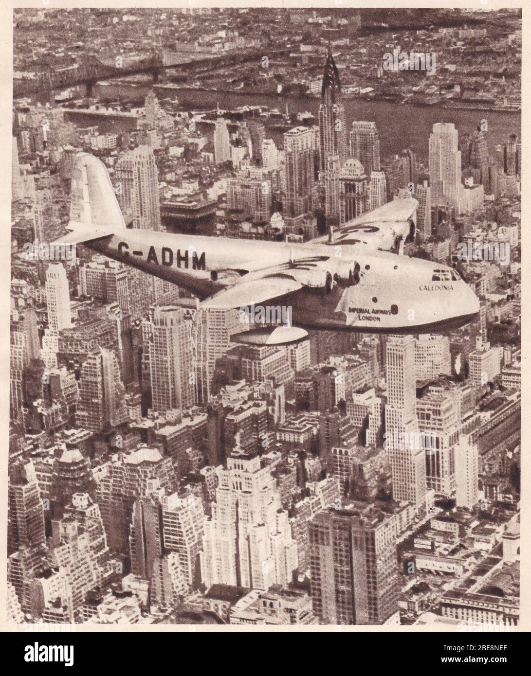 Photo noir et blanc vintage des années 1930 de l'Empire Flying-boat Caledonia of Imperial Airways survolant New York, États-Unis. Banque D'Images