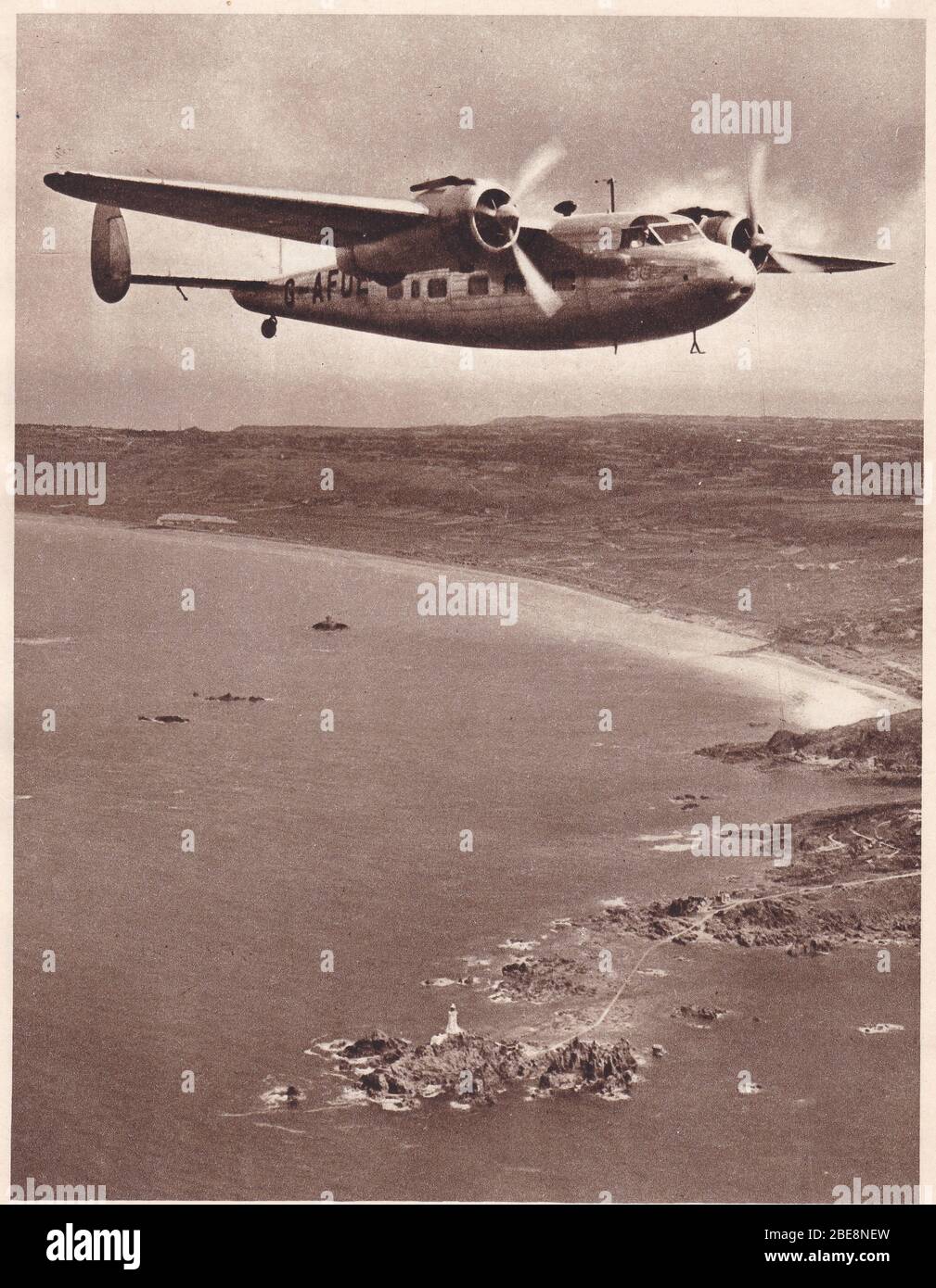 Photo noir et blanc vintage des années 1940 d'un D.H. Flamingo survolant la mer. Banque D'Images
