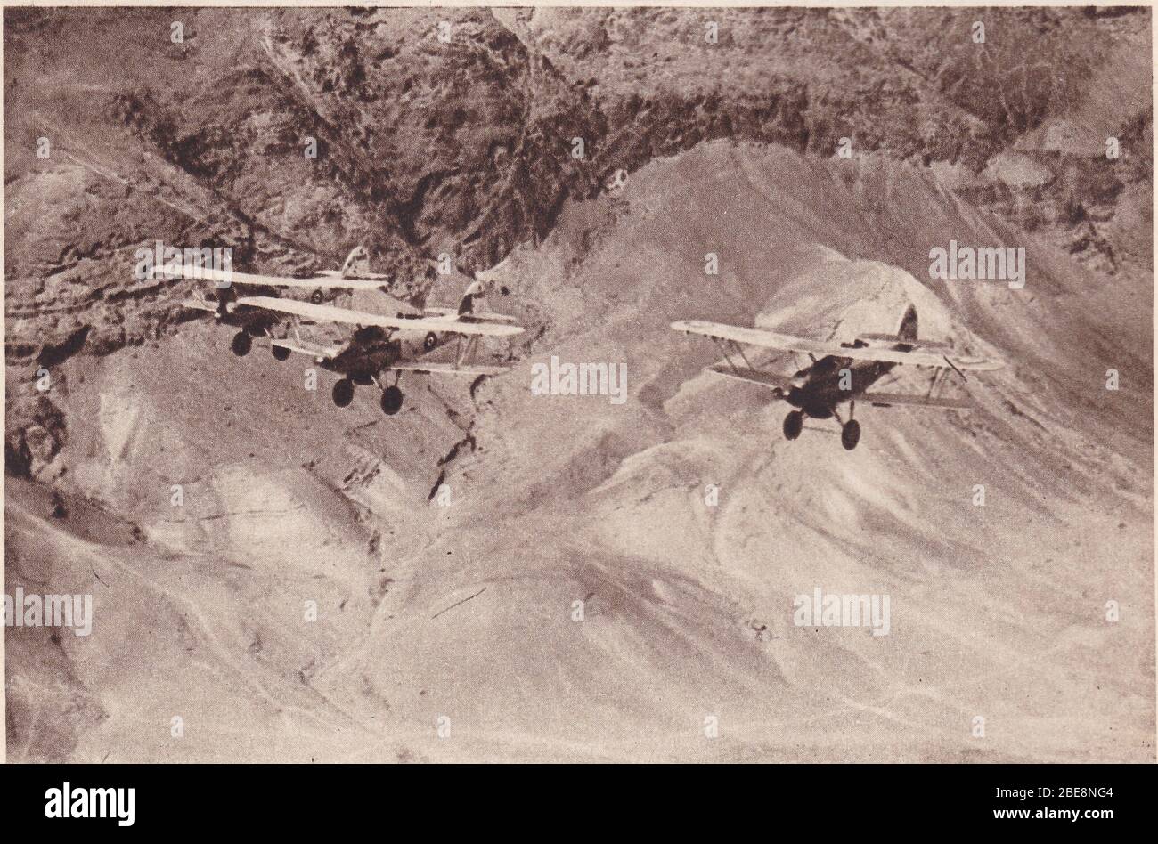 Photo noir et blanc des bombardiers Hawker Hart Light des années 1930 qui patrouillent dans le désert de Judée. Banque D'Images
