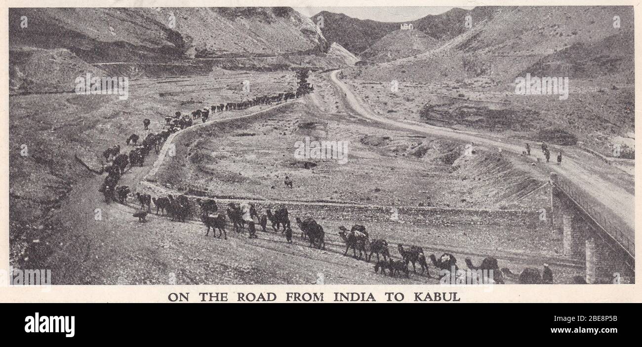Photo noir et blanc du Khyber Pass des années 1930 montrant une caravane à dos de chameau. Banque D'Images