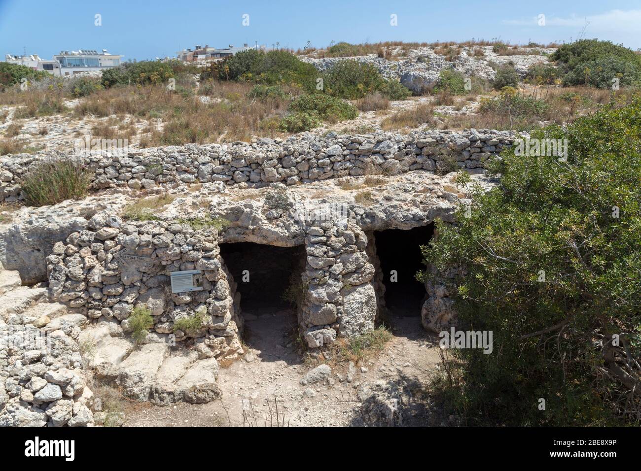 Des habitations de grottes, éventuellement de l'ère puniques, Xemxija, Malte Banque D'Images