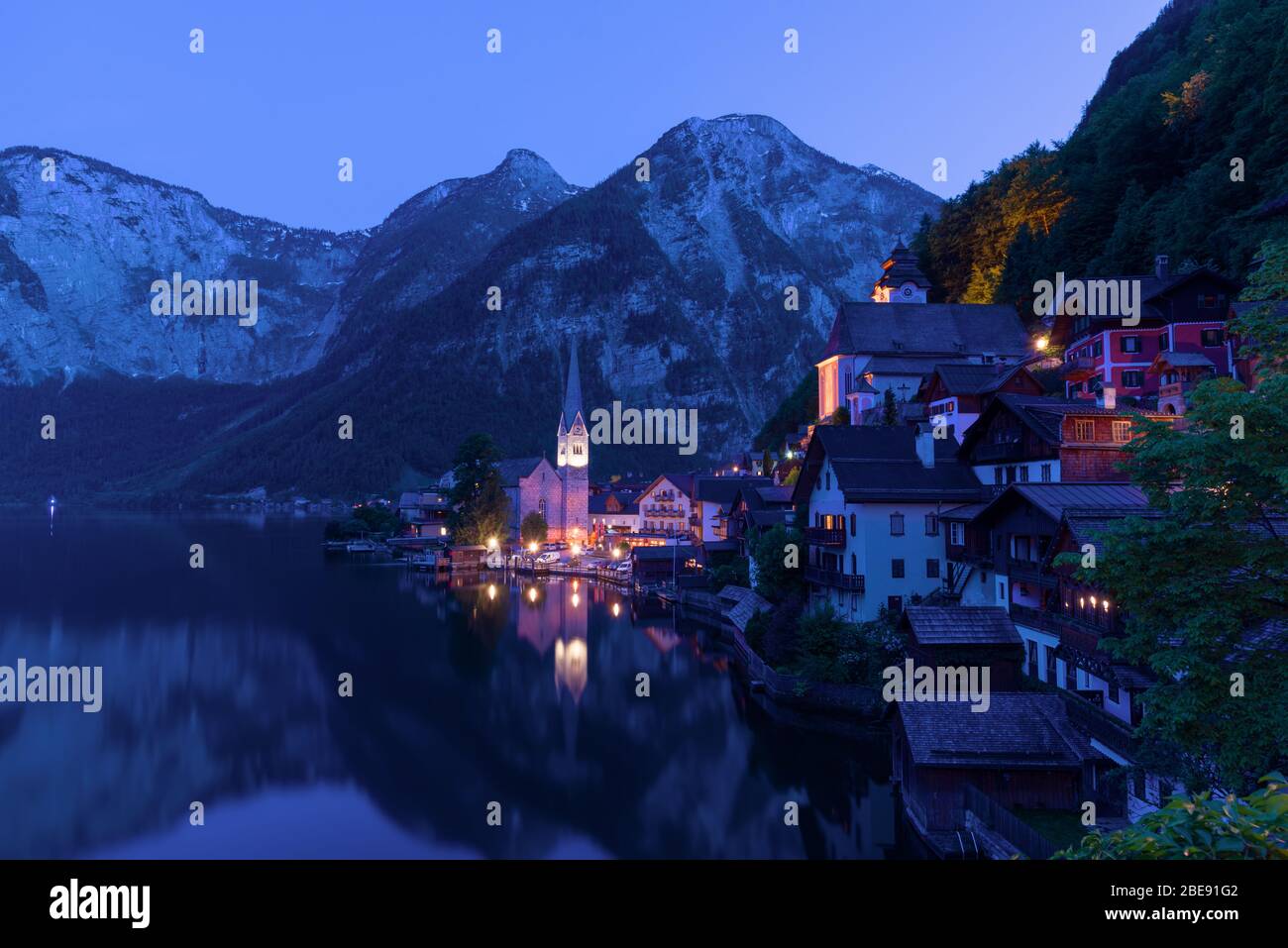 Vue classique sur la carte postale de la célèbre ville de Hallstatt au bord du lac dans les Alpes au crépuscule en été, région de Salzkammergut, Autriche Banque D'Images