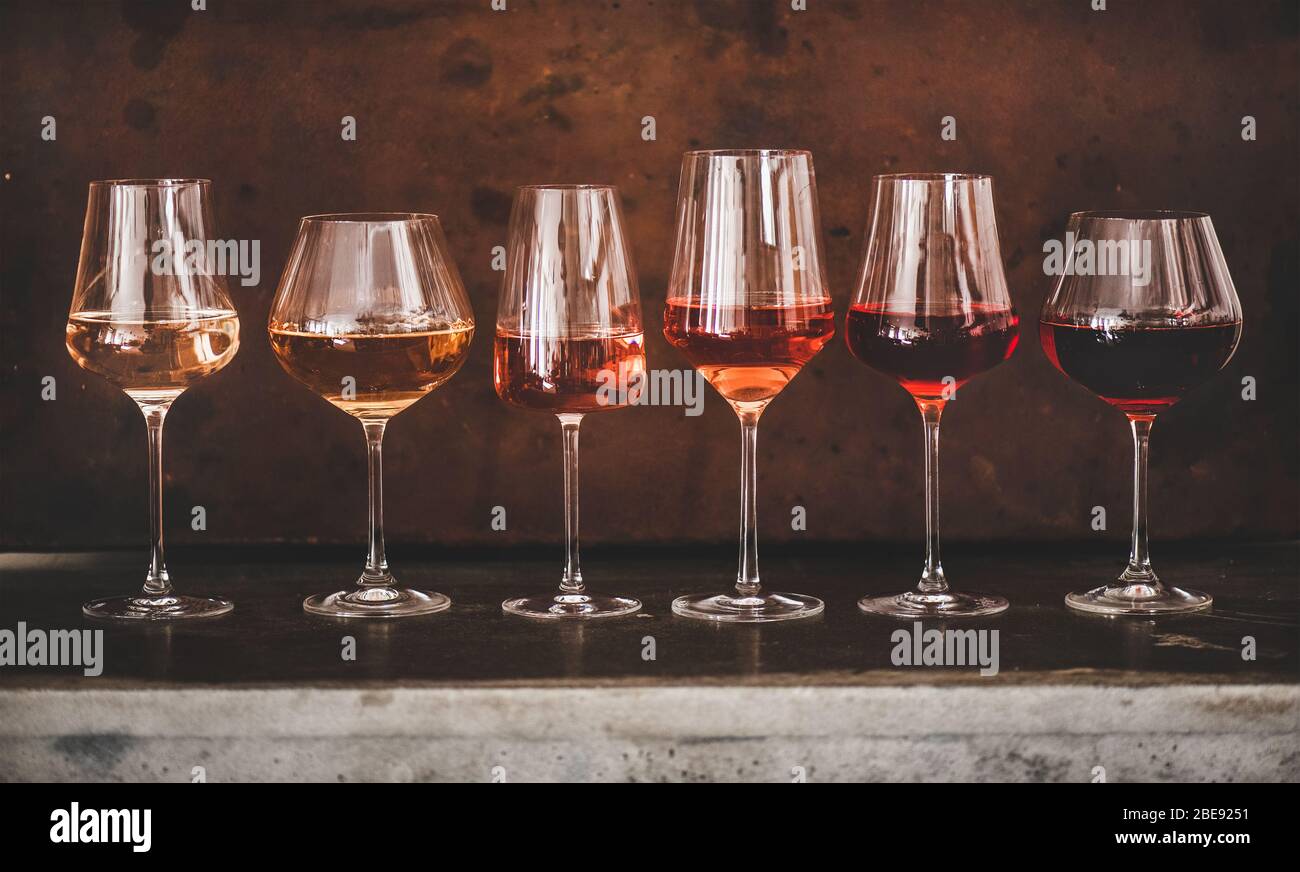 Des tons de vin de rose dans des verres avec un fond rouillé Banque D'Images