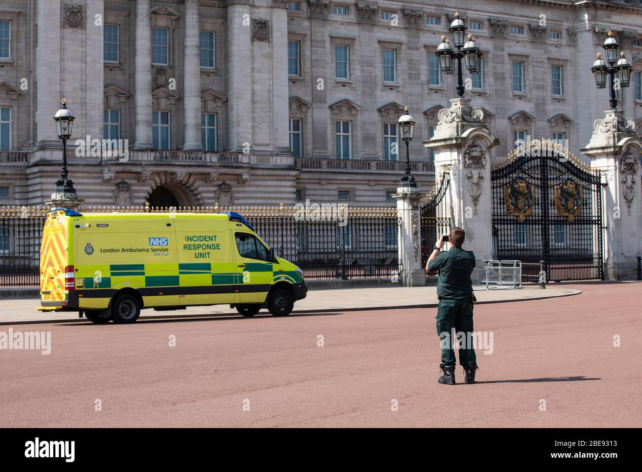 Les arrêts paramédicaux à l'extérieur du palais de Buckingham pendant les vacances de la banque de Pâques, tandis que le verrouillage du coronavirus se poursuit dans le centre de Londres et à travers le Royaume-Uni Banque D'Images