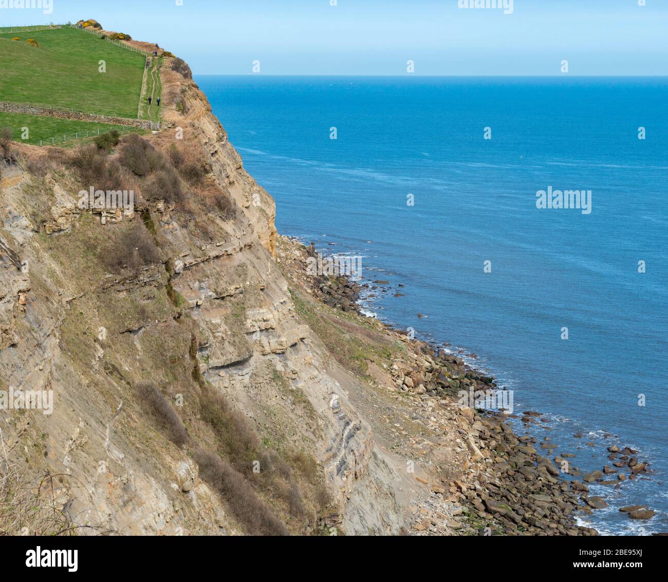 Vue printanière sur les falaises de la mer le long de la route de Cleveland Way entre Robin Hood's Bay et Whitby Banque D'Images