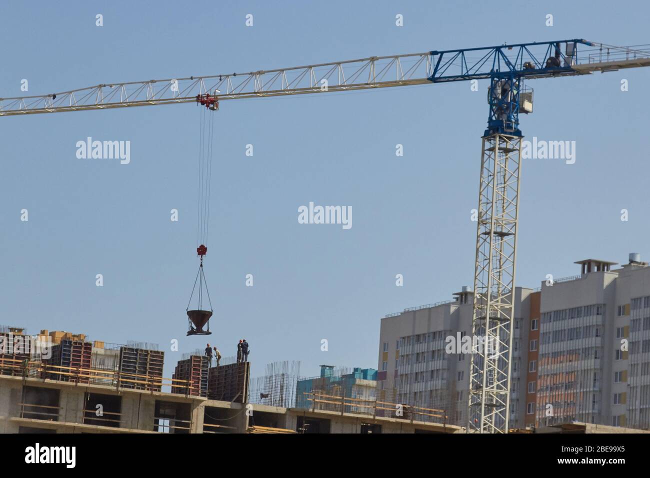 Grues de construction industrielles la construction d'un bâtiment. Banque D'Images