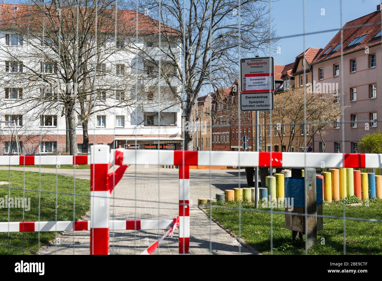 Jena, Allemagne - 05 avril 2020: L'aire de jeux pour enfants 'Am Fichteplatz' est fermée, bloquée en raison du virus corona. Prévention du coronavirus COVID-19. Guérir Banque D'Images