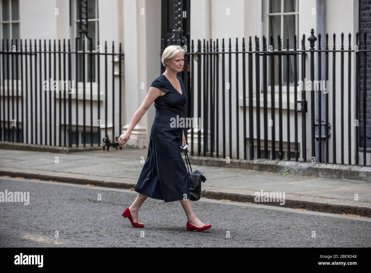 Ruth May, directrice des soins infirmiers en Angleterre, entre dans la rue Downing no 10, Londres pour une séance d'information de presse sur le coronavirus Banque D'Images