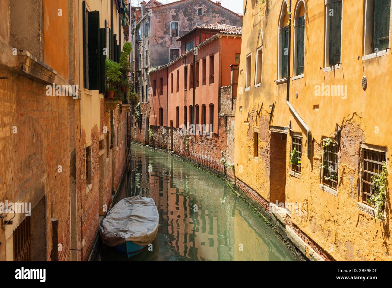 VENISE, ITALIE 23 MAI 2017 : rue traditionnelle étroite avec des gondoles et des maisons anciennes à Venise, Italie. Architecture et monuments de Venise Banque D'Images