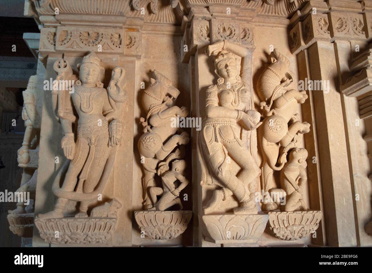 Déités sculptées, temple Baba Ramdev ji ou Mandir, Jaisalmer, Rajasthan, Inde Banque D'Images