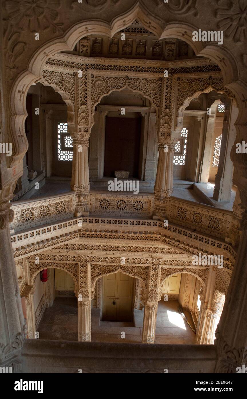 Intérieur sculpté, temple Baba Ramdev ji ou Mandir, Jaisalmer, Rajasthan, Inde Banque D'Images