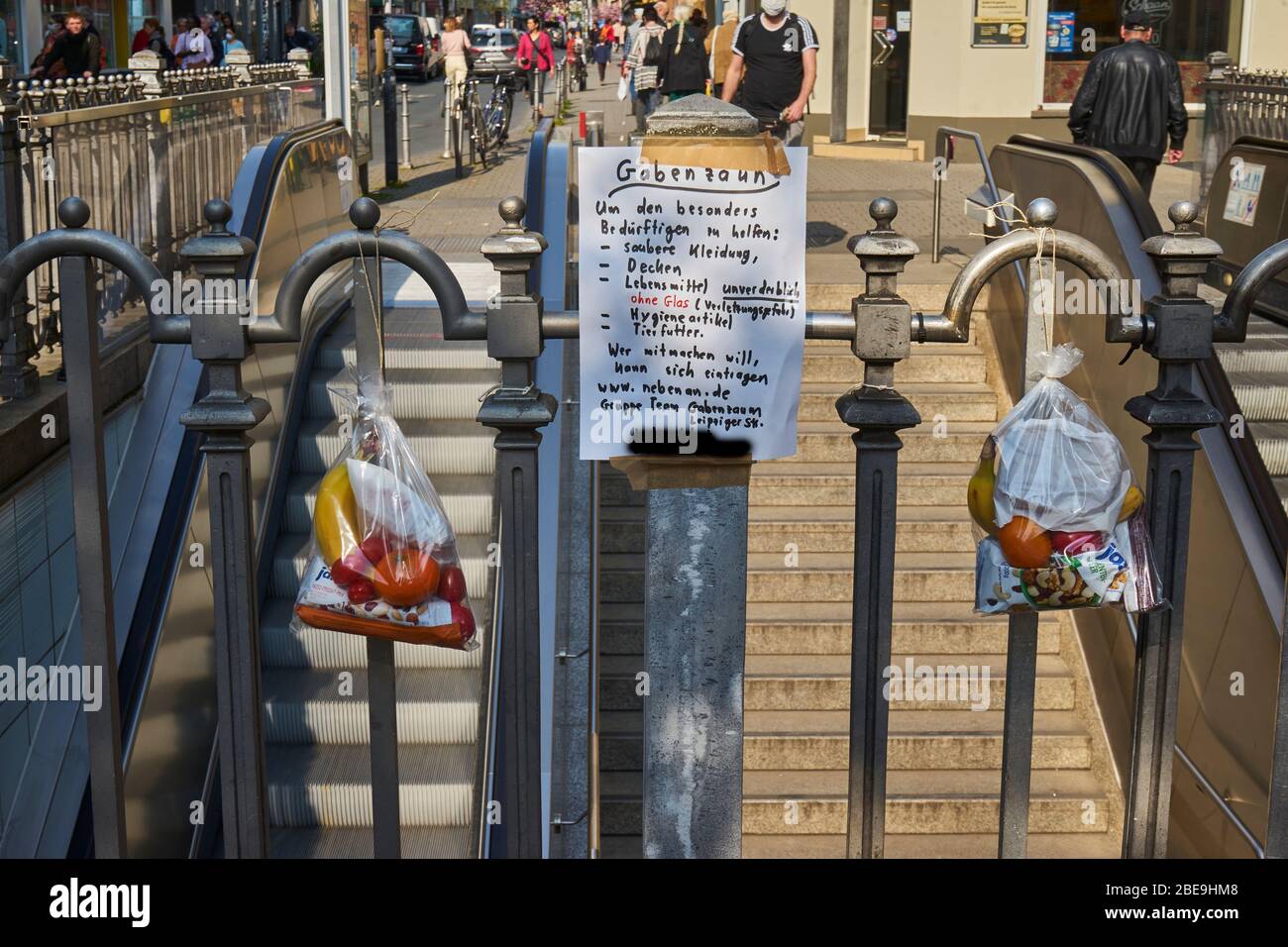 Gabenzaun, Hilfe für Obdachlose, Leipziger Straße, Bockenheim, Francfort-sur-le-Main, Deutschland, Europa Banque D'Images