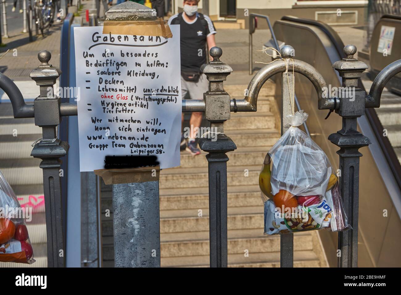 Gabenzaun, Hilfe für Obdachlose, Leipziger Straße, Bockenheim, Francfort-sur-le-Main, Deutschland, Europa Banque D'Images