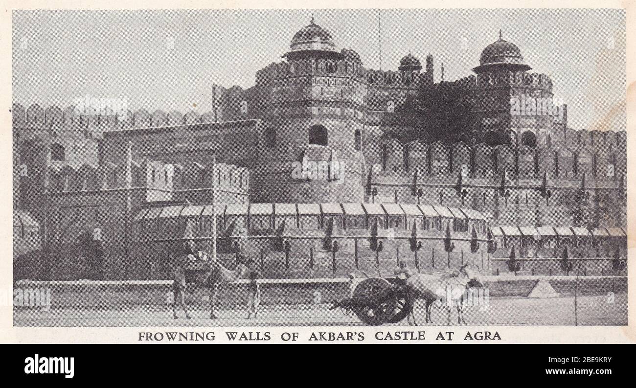 Photo noir et blanc des murs d'oragement du château d'Akbar à Agra des années 1930. Banque D'Images