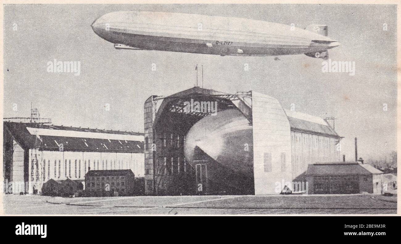 Photo noir et blanc vintage des années 1930 de Graf Zeppelin à Friedrichshafen. Banque D'Images
