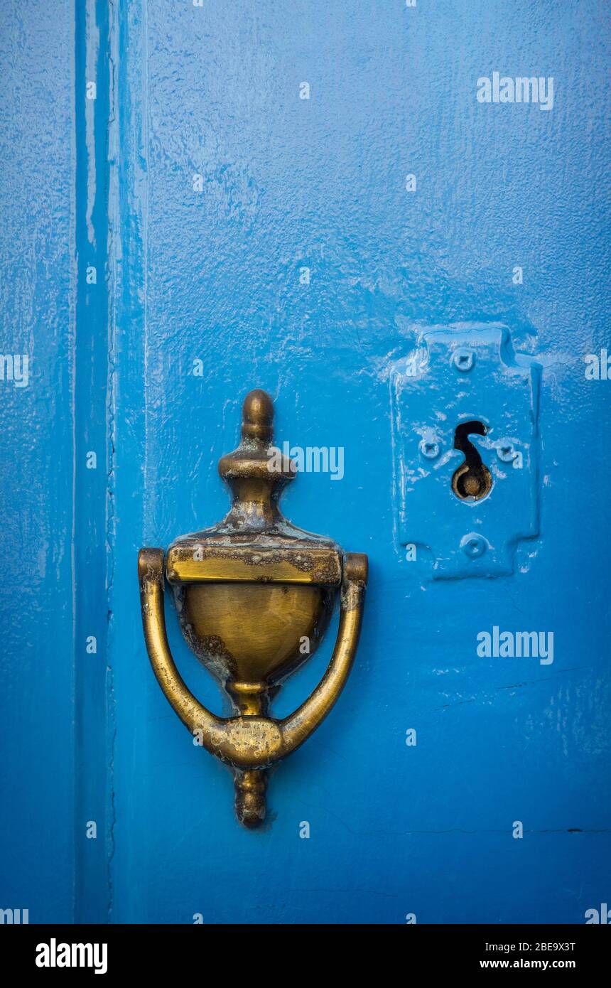 Ancien bouton de porte en laiton et trou de serrure dans une porte bleue Banque D'Images