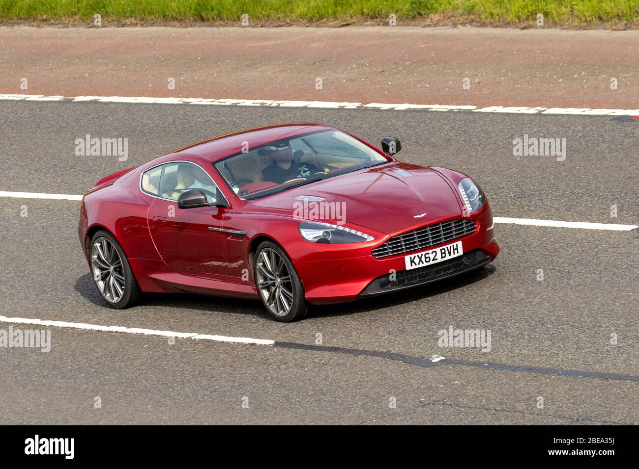 2012 Red Aston Martin DB 9 5.9 Touchtronic II 2 dr (2+2) coupé essence automatique 2 portes ; véhicules routiers pour véhicules automobiles, véhicule roulant sur les routes britanniques, moteurs, moteur, moteur sur l'autoroute Banque D'Images