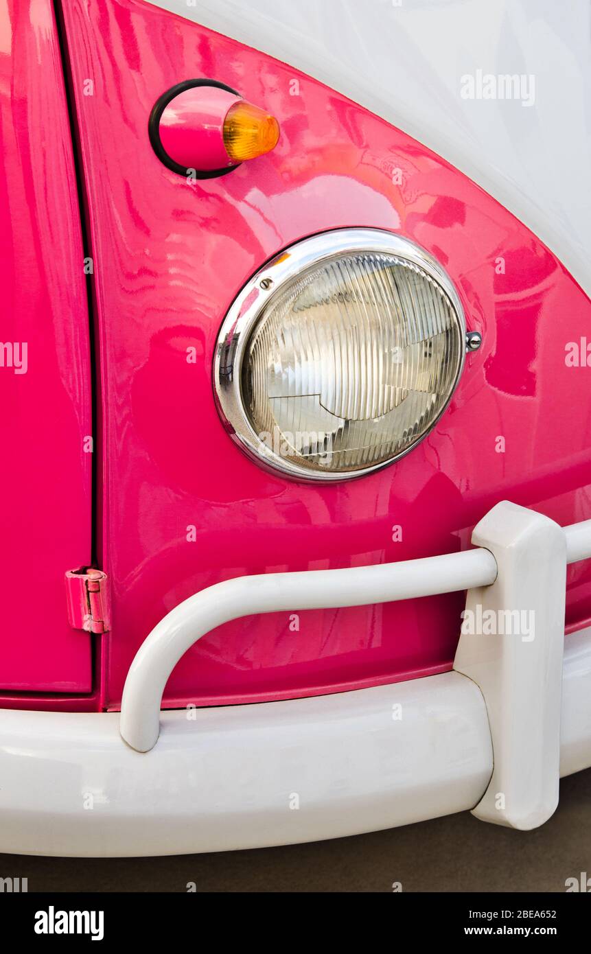 détail d'un phare de camionnette classique rose et blanc et d'un pare-chocs Banque D'Images