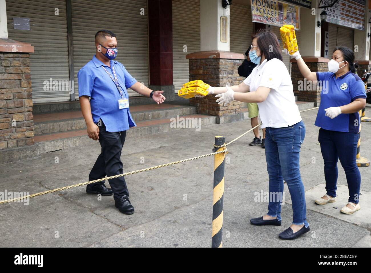 Antipolo City, Philippines - 9 avril 2020: Les représentants du gouvernement d'Antipolo City donnent des paquets alimentaires aux gens pendant le verrouillage en raison du virus Covid 19 Banque D'Images