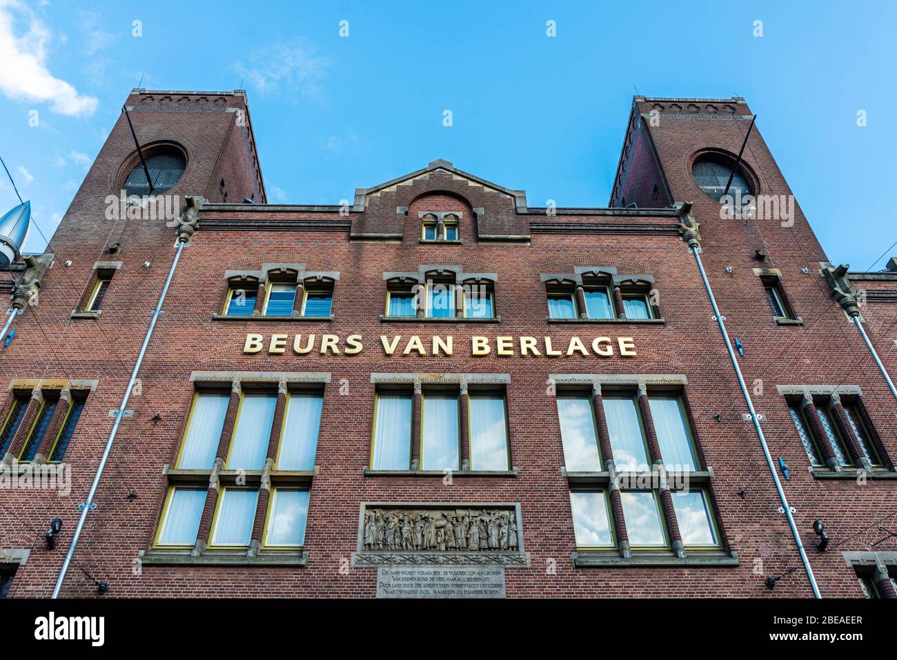 Façade des Beurs van Berlage, bâtiment conçu comme échange de marchandises, à Damrak, au centre d'Amsterdam, Pays-Bas Banque D'Images