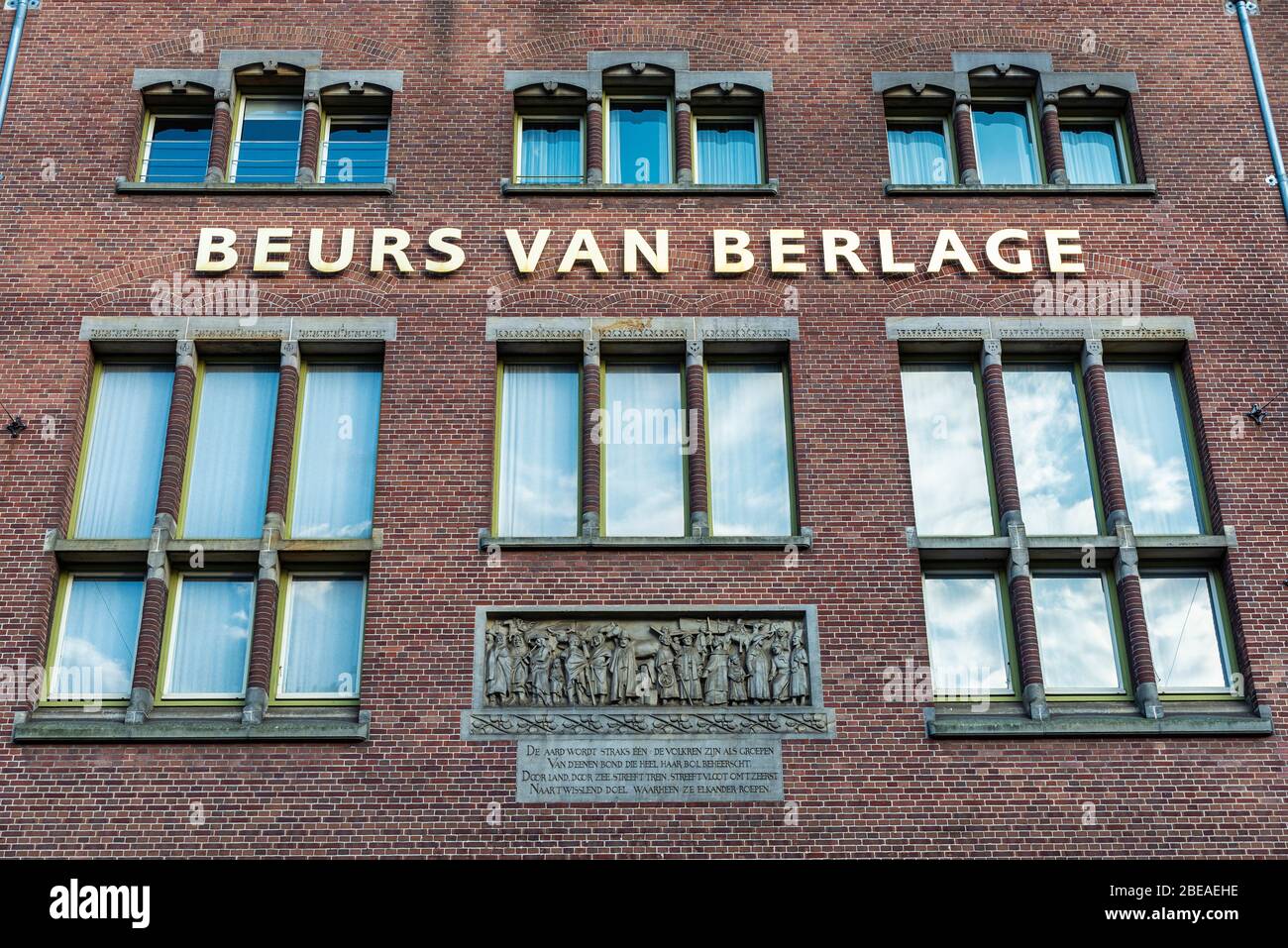 Façade des Beurs van Berlage, bâtiment conçu comme échange de marchandises, à Damrak, au centre d'Amsterdam, Pays-Bas Banque D'Images