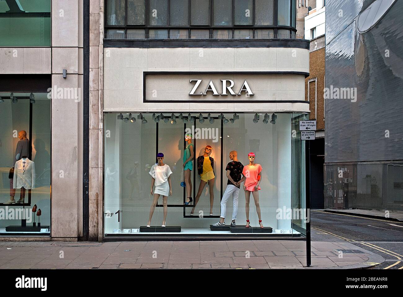 Curved Stone Metal Black Windows Art Deco Architecture 1950 Zara, 219 Oxford Street, Londres WC1 par Ronald Ward & Partners Banque D'Images