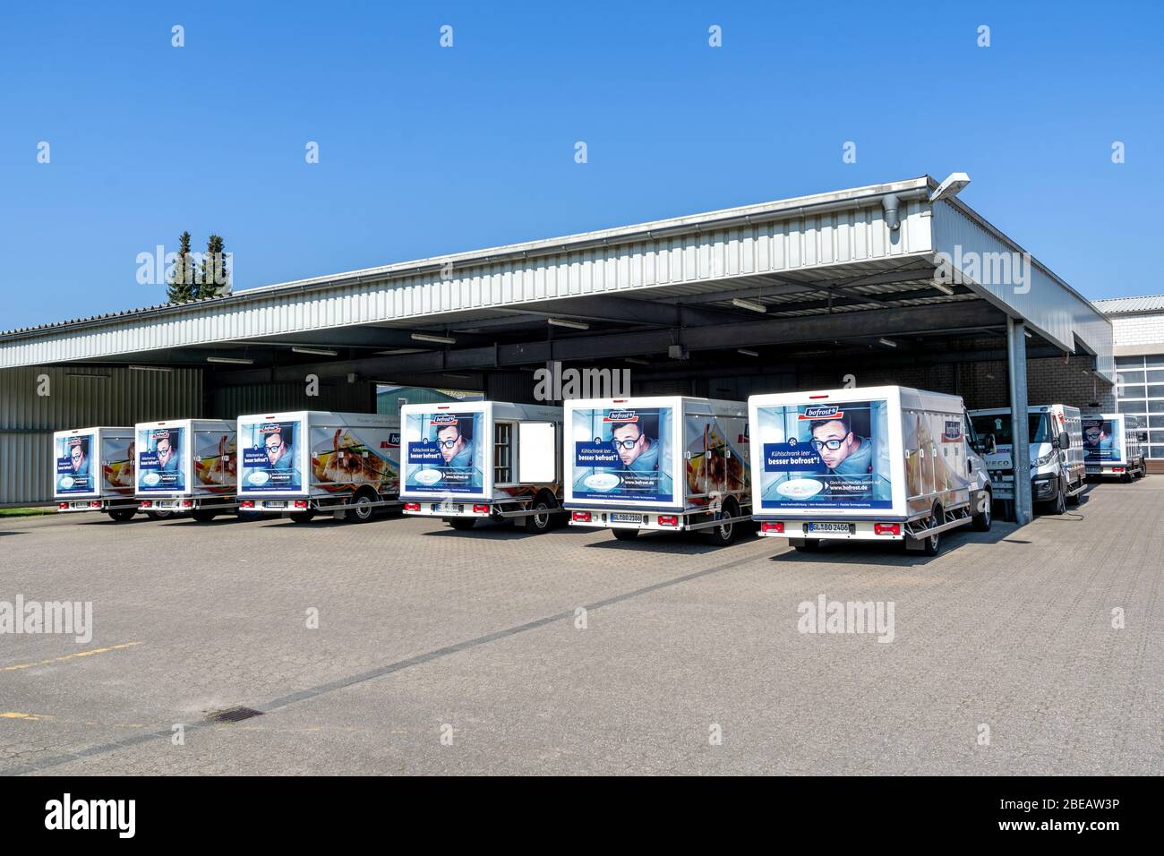 Fourgonnettes de livraison réfrigérées Bofrost au dépôt. Bofrost est le plus grand distributeur direct de produits alimentaires congelés et de glaces en Europe. Banque D'Images