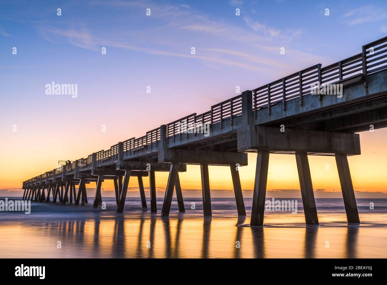 Jacksonville, Floride, États-Unis vue sur la plage avec Jacksonville Pier à l'aube. Banque D'Images