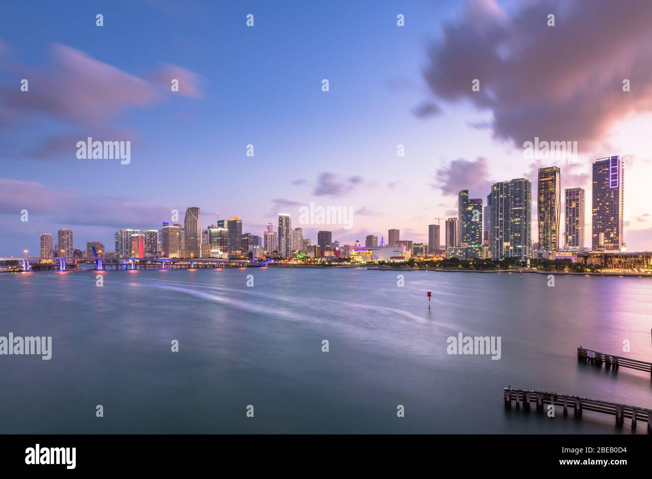 Miami, Floride, USA, ville de l'horizon de l'autre côté de Biscayne Bay au crépuscule. Banque D'Images