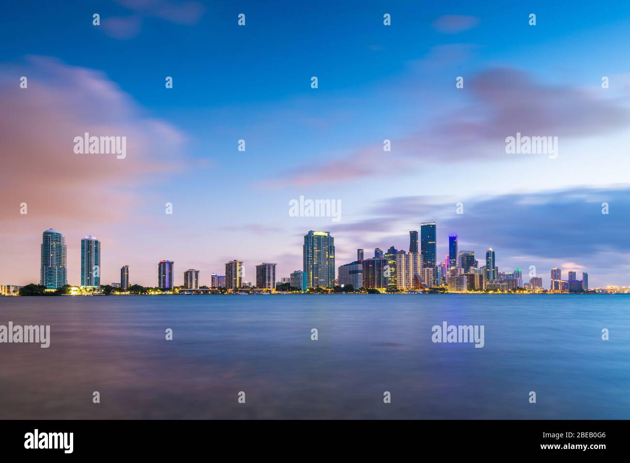 Miami, Floride, USA, ville de l'horizon de l'autre côté de Biscayne Bay au crépuscule. Banque D'Images