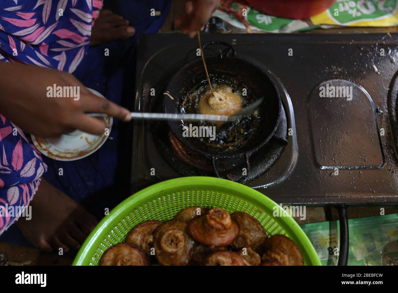 Colombo, Sri Lanka. 13 avril 2020. Une femme du village fabrique des bonbons traditionnels de Konda Keum au cours de la nouvelle année.Sinhala Tamil est marqué le nouvel an au cours du gouvernement a mis en place un couvre-feu à l'échelle de l'île afin de ralentir la propagation du coronavirus du SRAS-CoV-2. Crédit: SOPA Images Limited/Alay Live News Banque D'Images