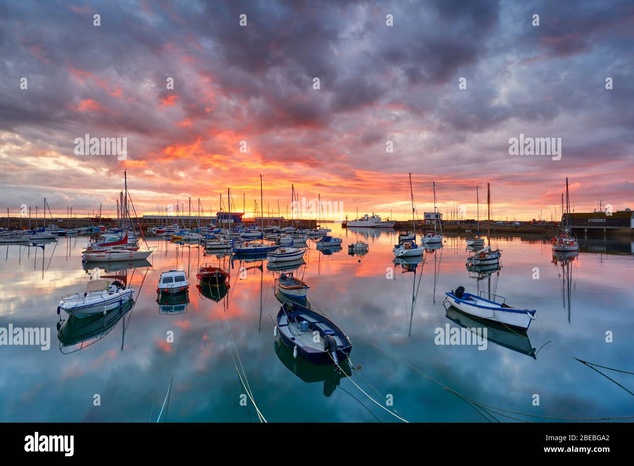 Un magnifique ciel d'aube au-dessus du port de Penzance et de la baie des monts, Cornwall Banque D'Images