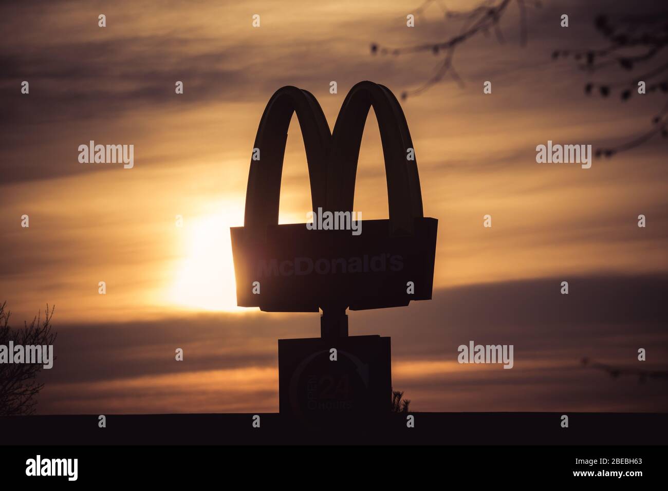 Le célèbre McDonalds arches dorées silhouetted contre le ciel du lever du soleil Banque D'Images