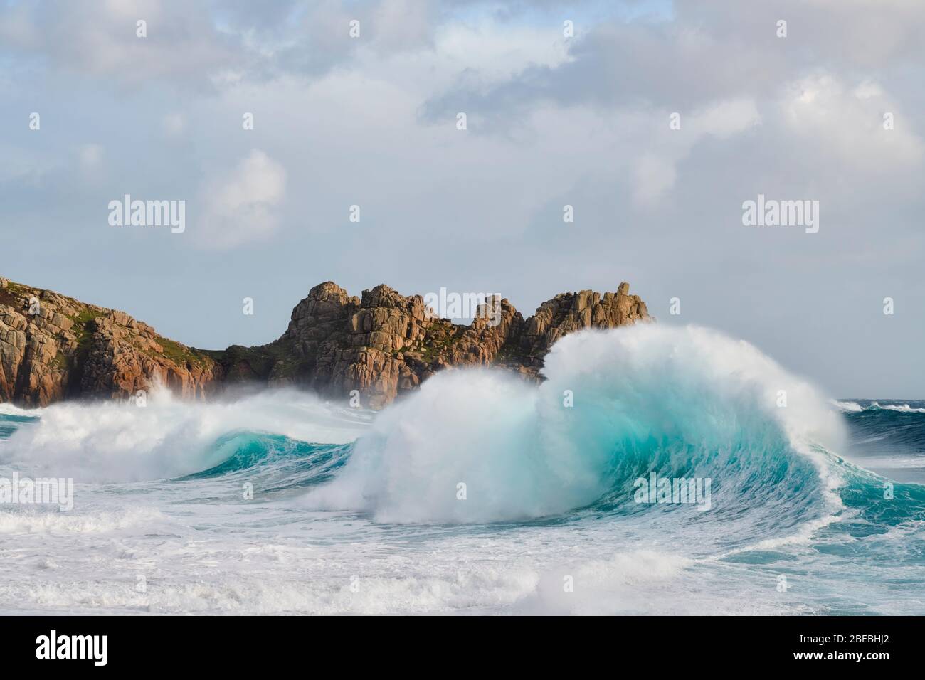 Grandes vagues créées par la tempête Atiyah qui frappe la côte cornouaille Banque D'Images