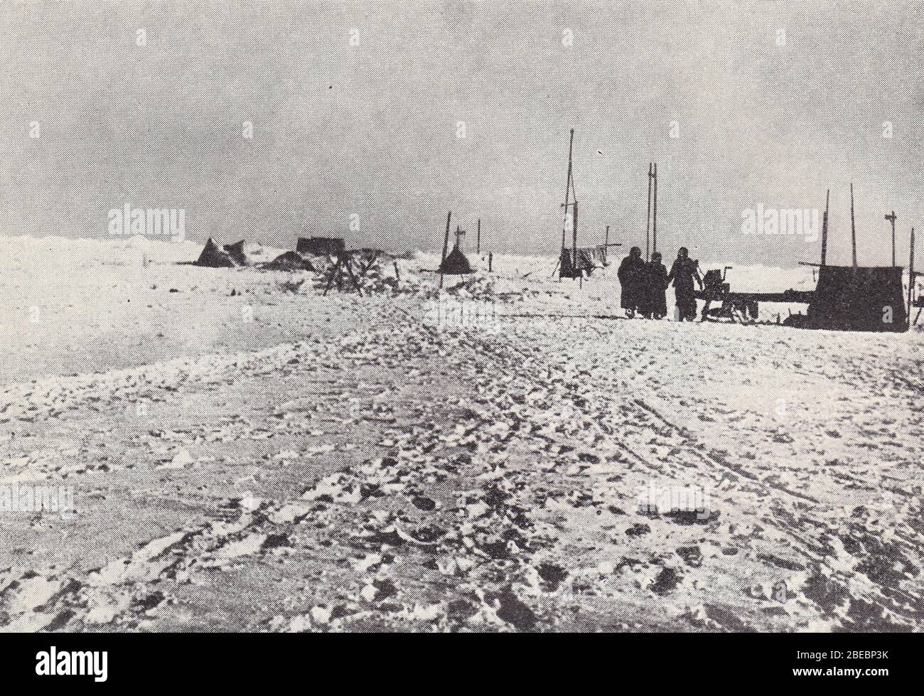 Photo noir et blanc vintage des années 1930 d'un Camp de scientifiques sur un Floe de glace au pôle Nord. Banque D'Images