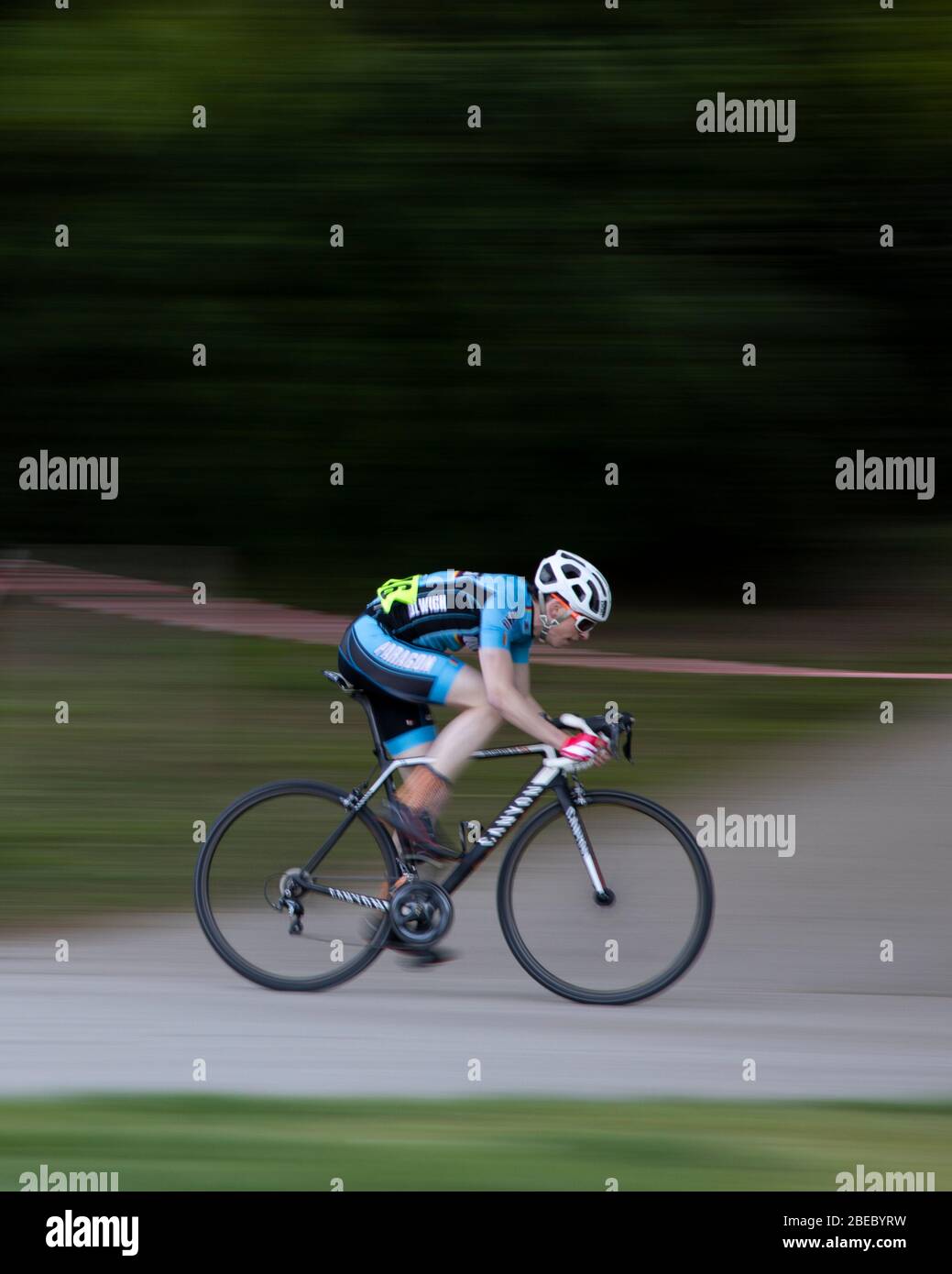 Faites le tour d'un cycliste en action tout en participant à une course Critérium au Crystal Palace Park. Banque D'Images