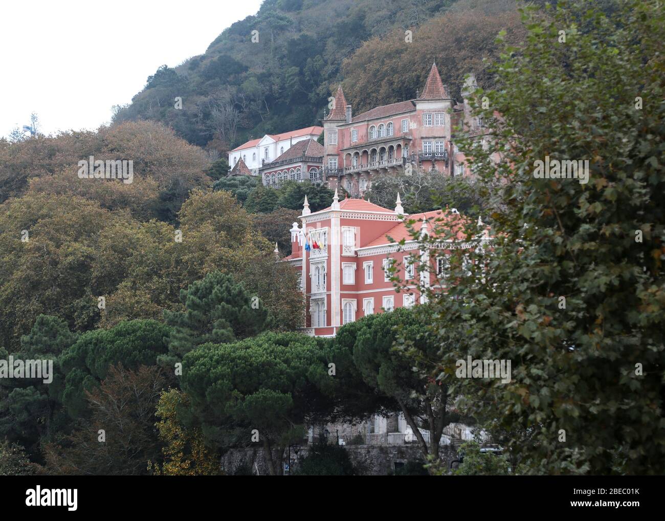 Vue sur l'architecture locale de Sintra, une station balnéaire située dans les contreforts des montagnes de Sintra au Portugal, près de la capitale, Lisbonne. Banque D'Images