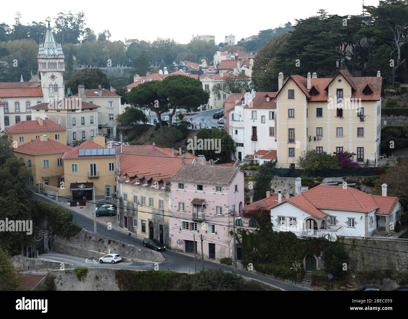 Vue sur l'architecture locale de Sintra, une station balnéaire située dans les contreforts des montagnes de Sintra au Portugal, près de la capitale, Lisbonne. Banque D'Images