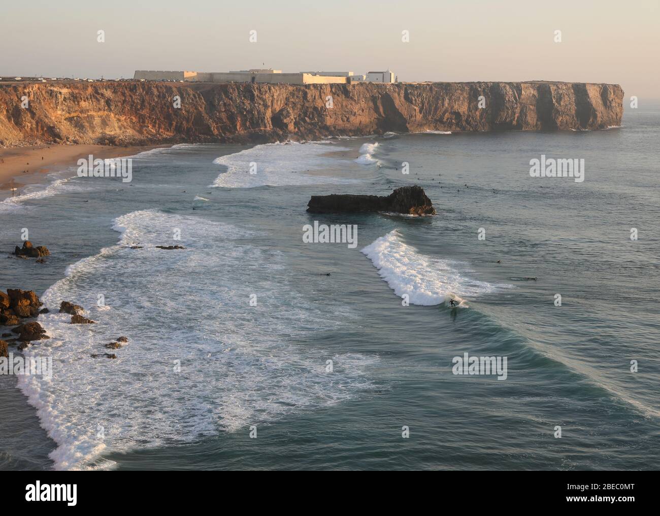 Vue sur la mer jusqu'à la forteresse Sagres depuis le sommet du falaise de Cabo de São Vicente dans le sud du Portugal. Banque D'Images