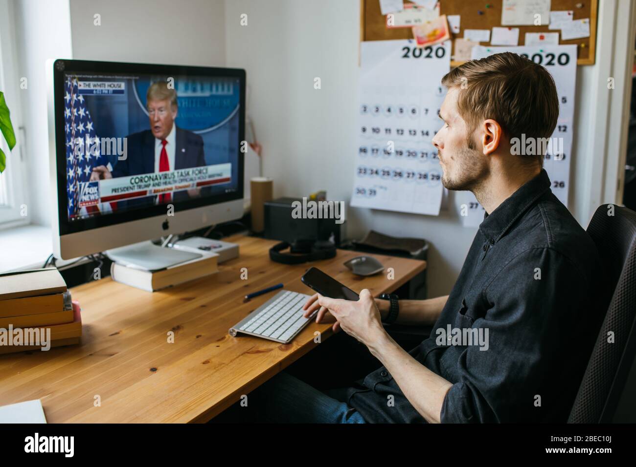 Riga, Lettonie - avril 04 2020: Homme regardant les dernières nouvelles. Le président Donald Trump. États-Unis d'Amérique pendant la pandémie du coronavirus Banque D'Images