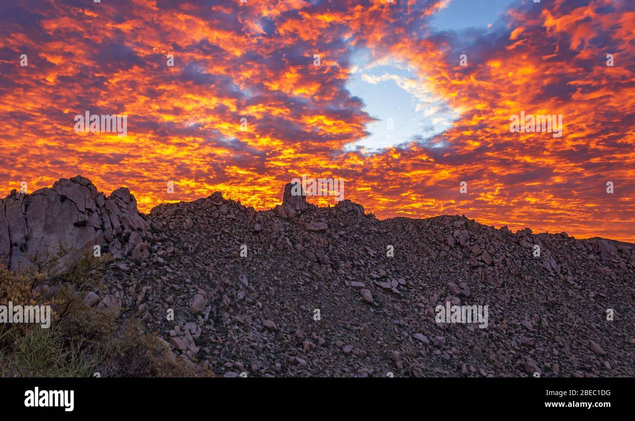 Un ciel magnifique sur le coucher du soleil au feu dans les montagnes McDowell près de Scottsdale, Arizona Banque D'Images