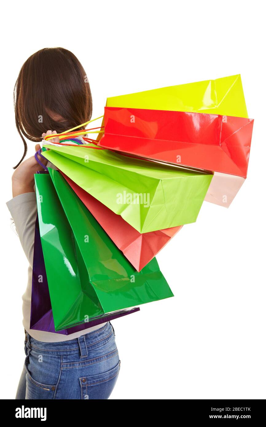 Femme anonyme avec beaucoup de sacs de shopping colorés dans sa main Banque D'Images