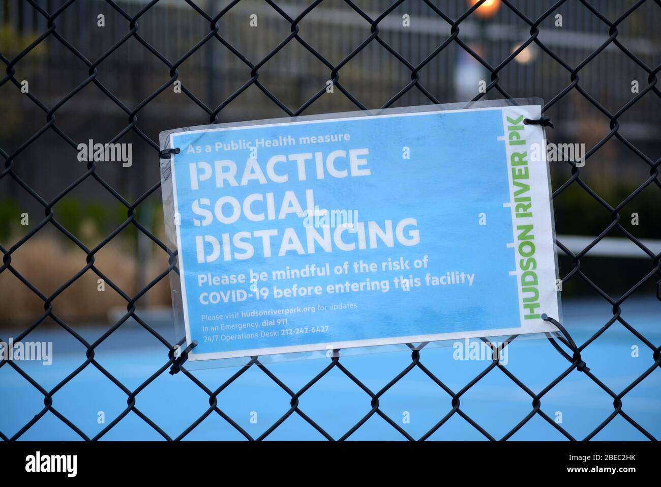 Un court de tennis public a été fermé pendant la pandémie de coronavirus à New York. Banque D'Images